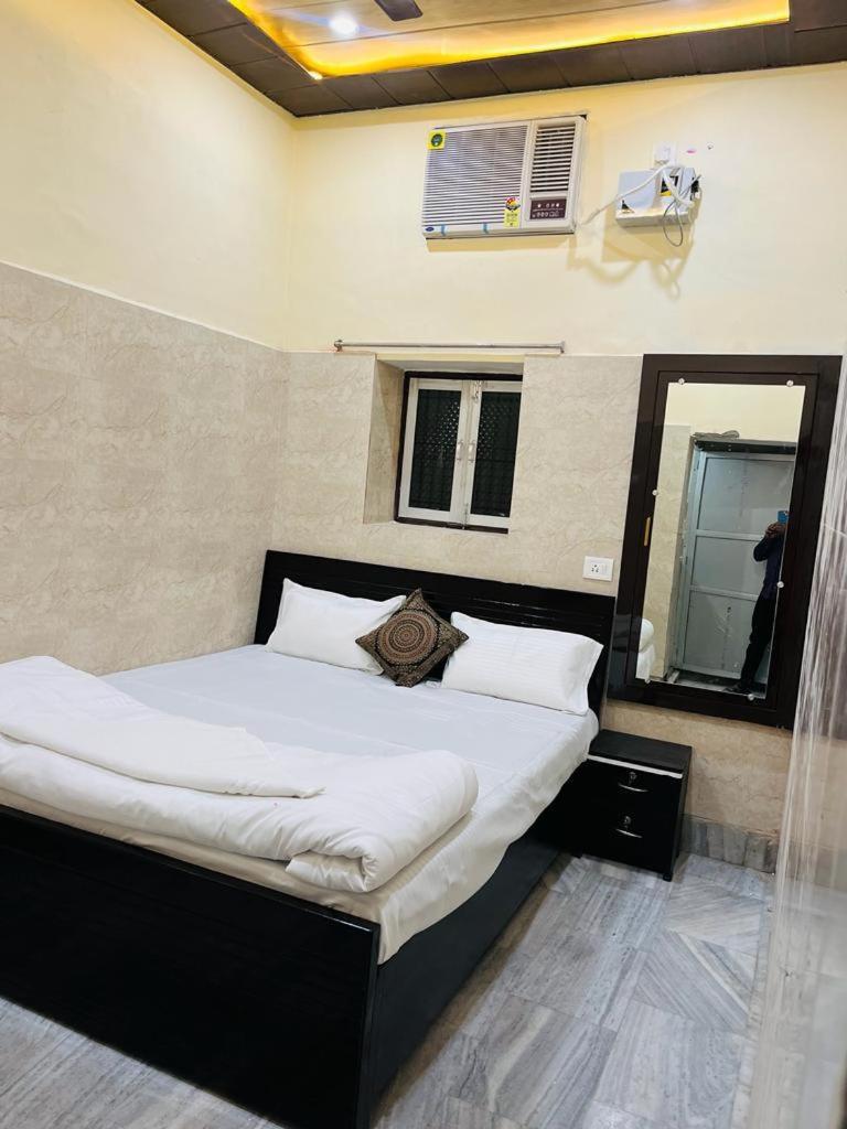 Saroja Paying Guest House Waranasi Zewnętrze zdjęcie